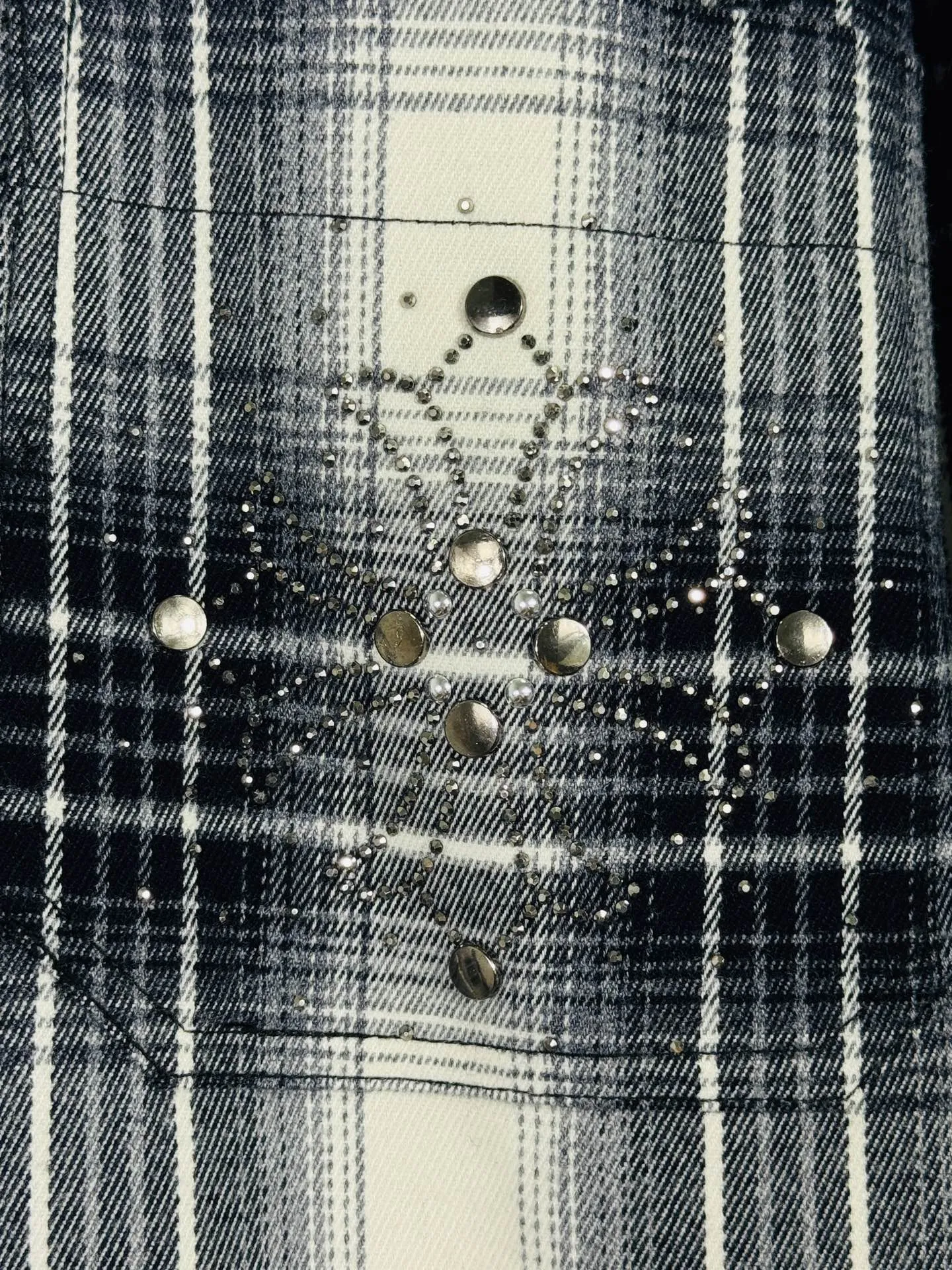 P250 top version, real shot without P, ​​different from market currency) 𝗖𝗵𝗿𝗼𝗺𝗲 𝗛𝗲𝗮𝗿𝘁𝘀/Cro Heart 2025 Diamond Plaid Shirt Accessories: Original model-opening collar label ➕100% silk wash water label. Genuine purchase-grade original hangtag➕matching hanging rope➕3D hanging beads➕original packaging bag. Craftsmanship: The original version has consistent wiring! The highest version of the armhole matching technique! Color: Red Black Size: S M L XL Style No.: 8002